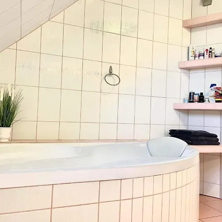 بيت للعطل With Jakuzzi And Sauna Kisoroszi