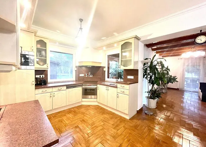 Semesterbostad With Jakuzzi And Sauna Kisoroszi