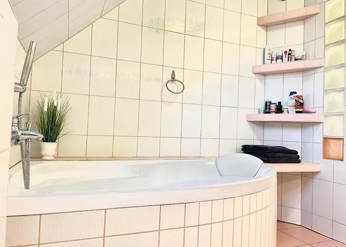 Semesterbostad With Jakuzzi And Sauna Kisoroszi